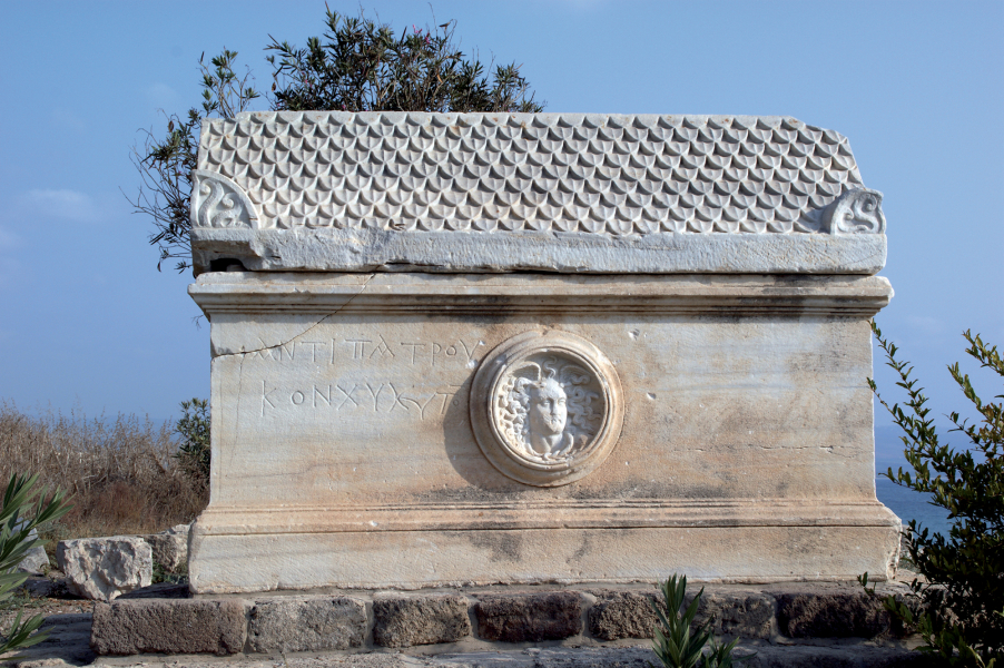 Sarcophage de Tyr inscrit en grec au nom d’Antipatros, pêcheur de murex © Julien Aliquot CNRS HiSoMA 2008